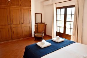- une chambre avec un lit et 2 serviettes dans l'établissement Altura Beach, à Altura