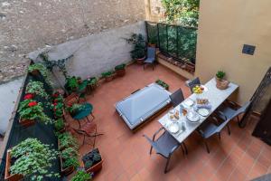 A restaurant or other place to eat at B&B S. Trinità 18 Suites & Rooms
