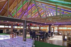 艾尔阿兹酒店餐厅或其他用餐的地方