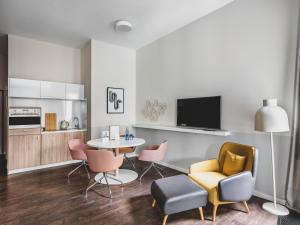 een keuken en eetkamer met een tafel en stoelen bij numa I Nook Rooms & Apartments in Berlijn