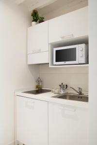 Kuchyň nebo kuchyňský kout v ubytování San Sebastiano Suite & Luxury Apartments