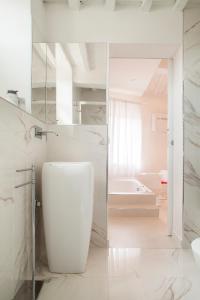 Koupelna v ubytování San Sebastiano Suite & Luxury Apartments