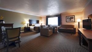 Зона вітальні в Best Western PLUS Mirage Hotel and Resort