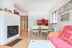 Posezení v ubytování Àneu, by SeaMount Rentals