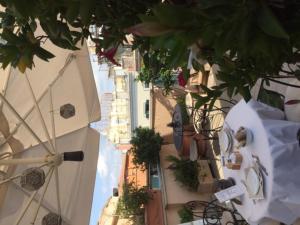 un edificio con plantas a su lado en Hotel Concordia, en Roma