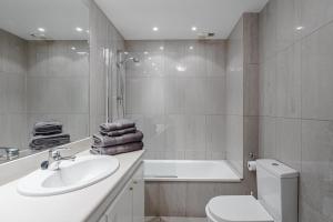 Kúpeľňa v ubytovaní Terrazas del Duque II apartment