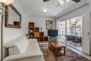 Televízia a/alebo spoločenská miestnosť v ubytovaní Terrazas del Duque II apartment
