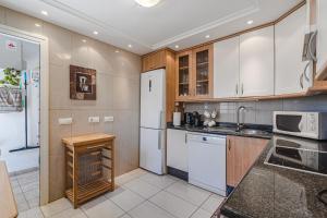Kuchyňa alebo kuchynka v ubytovaní Terrazas del Duque II apartment