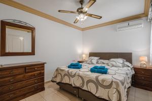 Posteľ alebo postele v izbe v ubytovaní Terrazas del Duque II apartment