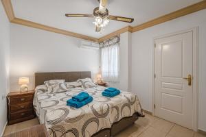 Posteľ alebo postele v izbe v ubytovaní Terrazas del Duque II apartment + 37 fotografií