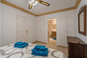 Posteľ alebo postele v izbe v ubytovaní Terrazas del Duque II apartment