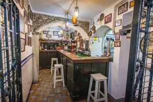 - un bar dans un restaurant avec deux tabourets dans une pièce dans l'établissement La Casa del Tio Sam, à Tarifa 25 autres photos