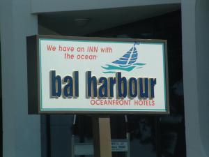 una señal para un restaurante de mariscos con un barco en él en Bal Harbour Hotels, en Wildwood Crest