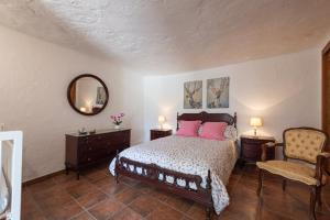 Posteľ alebo postele v izbe v ubytovaní Sunset Views Terrace 2BR Cave House - Parking