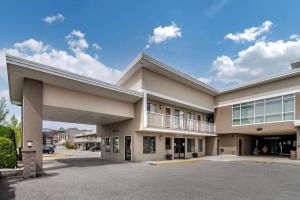 an empty parking lot in front of a building at Econo Lodge Inn & Suites in Kelowna