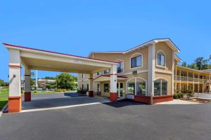 a rendering of a hotel with a parking lot at Econo Lodge in Saint George