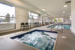 a large swimming pool in the middle of a house at Econo Lodge Inn & Suites in Kelowna