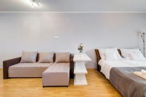 salon z 2 łóżkami i kanapą w obiekcie Fonyód Beach Apartment w mieście Fonyód