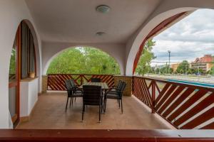 Rõdu või terrass majutusasutuses Fonyód Beach Apartment