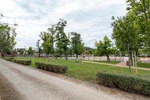 Aed väljaspool majutusasutust Fonyód Beach Apartment
