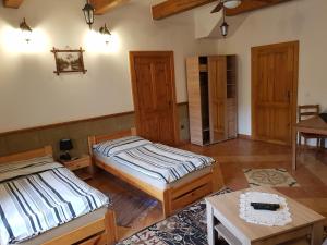 Pokój z dwoma łóżkami i stołem w obiekcie Ubytovanie pod Hradom w Sklenych Teplicach