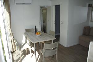 stół w jadalni z miską owoców na nim w obiekcie Klenovica Queen 42 Premium w mieście Klenovica