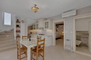 Kuchyňa alebo kuchynka v ubytovaní Villa Prestige