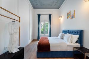 pokój hotelowy z łóżkiem i oknem w obiekcie Lisbon 5 Hotel w Lizbonie