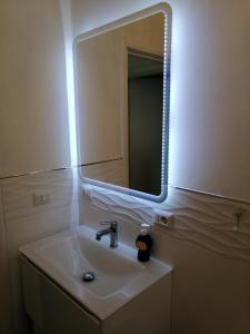 uma casa de banho com um lavatório e um espelho em Casa Posa em Bari