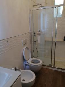 uma casa de banho com um WC, um chuveiro e um lavatório. em Casa Posa em Bari