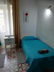 sypialnia z łóżkiem z niebieską kołdrą w obiekcie Forty Three #3 w mieście Victoria