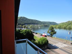 einen Balkon mit Flussblick in der Unterkunft Ferienwohnung Moselschön in Brodenbach