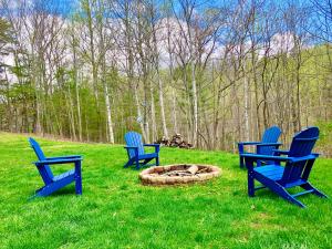 BRAND NEW HOT TUB, watch it snow in warmth, relax, sip coffee and wine, reconnect and unplug