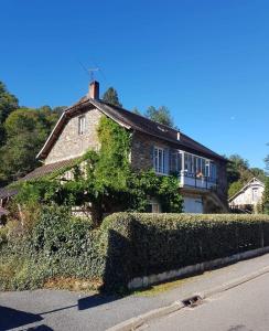 uma casa ao lado de uma rua em Les Charrons em Ségur-le-Château