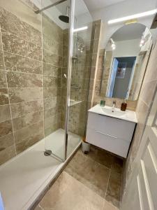 La salle de bains est pourvue d'une douche et d'un lavabo. dans l'établissement My Little Provence Bormes Les Mimosas, à Bormes-les-Mimosas