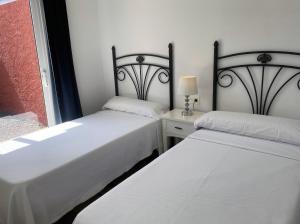 twee bedden naast elkaar in een slaapkamer bij Villa Maria by Villalia in Playa Blanca +20 foto's