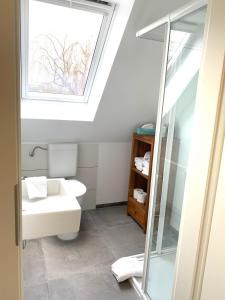 uma casa de banho com um WC e uma janela em Ferienwohnung Möwe 14 em Schleswig