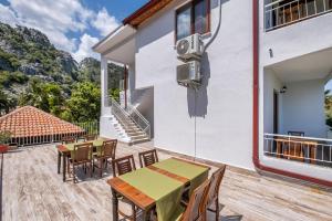 Nespecifikovaný výhled na hory nebo výhled na hory při pohledu z hotelu