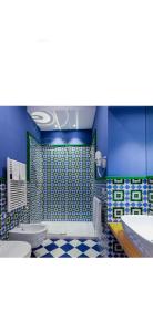 baño con 2 aseos y pared azul en Xenia House Sorrento, en Sorrento