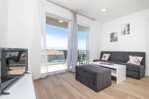 ein Wohnzimmer mit einem Sofa und einem großen Fenster in der Unterkunft Sea view in Trogir