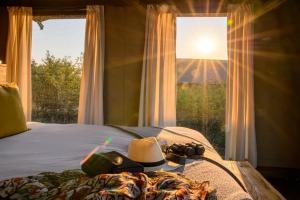 Tempat tidur dalam kamar di Ndhula Luxury Tented Lodge