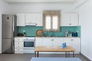 Kuchyňa alebo kuchynka v ubytovaní Amperian Mykonos Suites & Villas