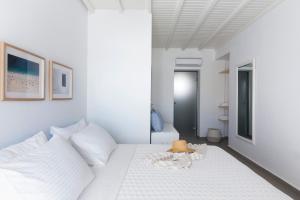 Posteľ alebo postele v izbe v ubytovaní Amperian Mykonos Suites & Villas