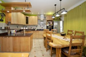 Kuchyňa alebo kuchynka v ubytovaní Luxury Villa with Pool, Jacuzzi, Sauna and Gym