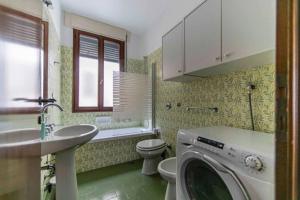 y baño con lavadora, lavamanos y lavadora. en Appartamento al Bò, en Padua 23 fotos más