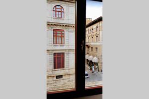 una ventana con vistas a la calle en Appartamento al Bò, en Padua