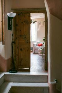 um corredor com uma porta e escadas num quarto em B&B Le Gemme em Dolceacqua