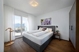 Un pat sau paturi într-o cameră la Appartement-Hotel Beatenhof