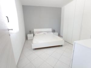 1 dormitorio blanco con 1 cama en una habitación blanca en Bastione, en Gela