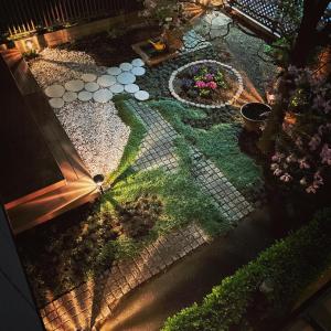 松户市Young House的花园的顶部景色,花园内种有鲜花,喷泉